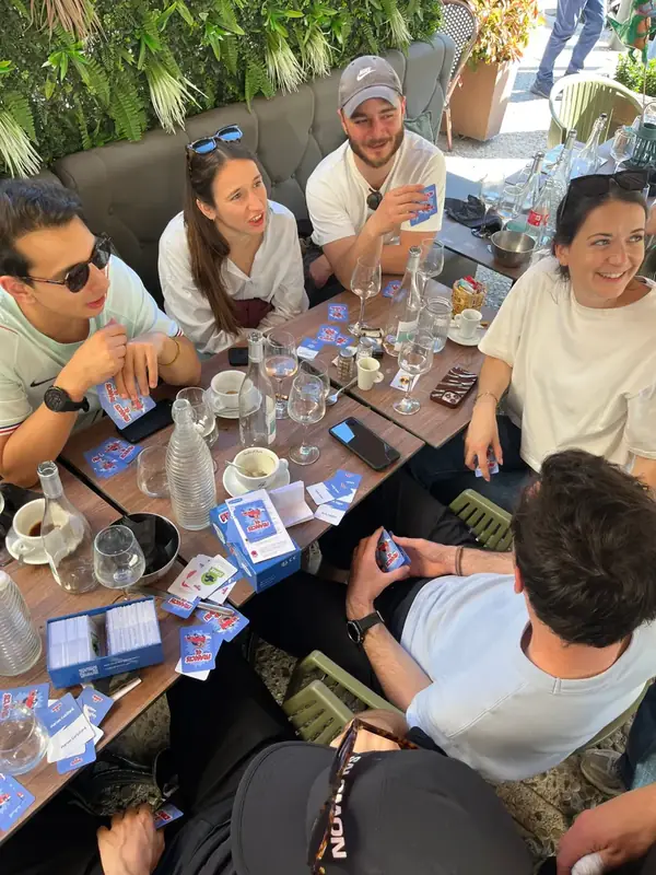 Partie de Francis 4L entre amis en terrasse