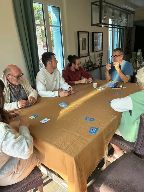Partie de Francis 4L en famille autour de la table